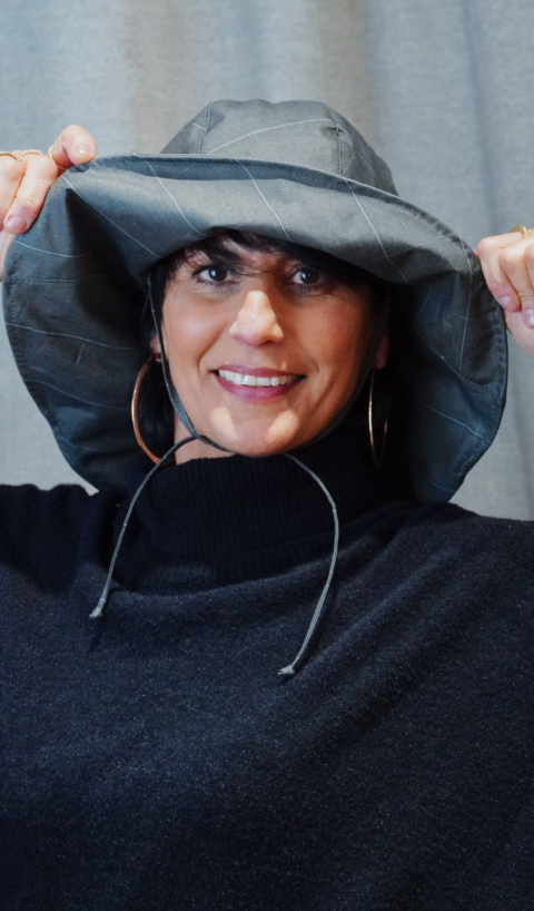 Patrizia Fabri  – Cappello con enorme falda tessuto impermeabile a quadri colore grigio Limited Edition