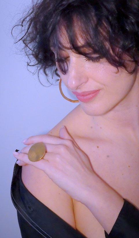 MIRIAM NORI – Anello con placca tonda in bronzo dorato